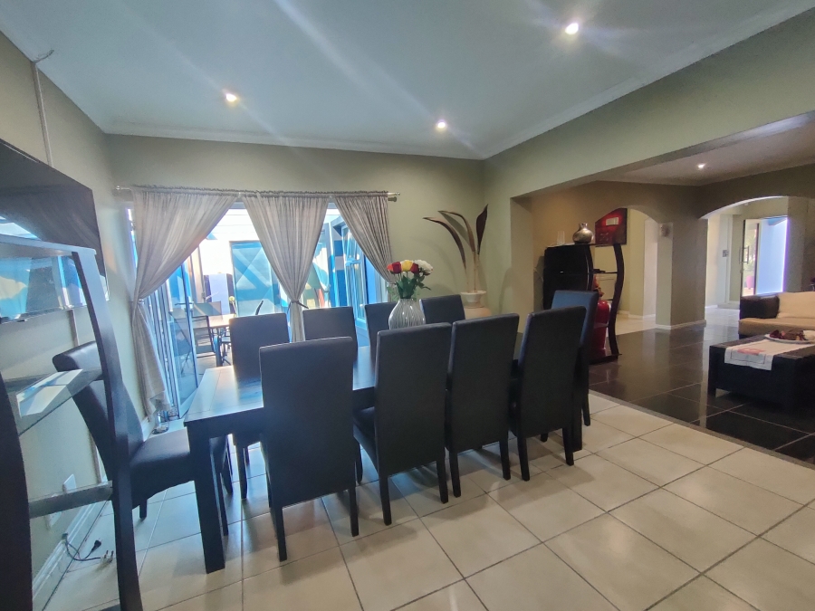 8 Bedroom Property for Sale in Wavecrest Eastern Cape